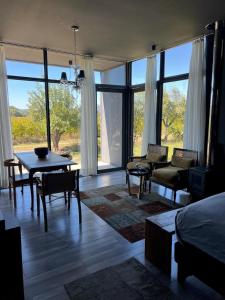 a living room with a bed and a table at Loft industrial Colchagua in Santa Cruz