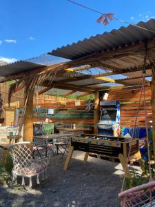 eine Tischtennisplatte unter einer Holzpergola in der Unterkunft Barbablancaspa in San José de Maipo