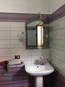a bathroom with a sink and a mirror at Vila Du Lac Blue in Lin