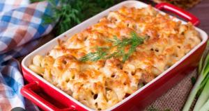 a red container of macaroni and cheese with a green garnishment at Vila Du Lac Blue in Lin +38 photos