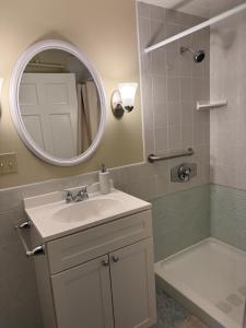 a bathroom with a sink and a mirror and a tub at The Manor Bed and Breakfast in Newcastle +33 photos