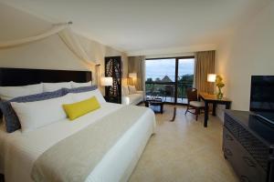 Uma TV ou centro de entretenimento em Dreams Playa Bonita All Inclusive