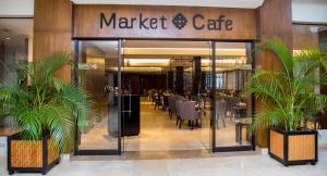 Um restaurante ou outro lugar para comer em Dreams Playa Bonita All Inclusive