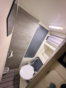 a small bathroom with a toilet in a room at Aquareve-location in Valence