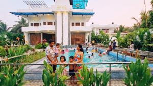a family in the pool at the resort at achi gest house in Mulliyavalai