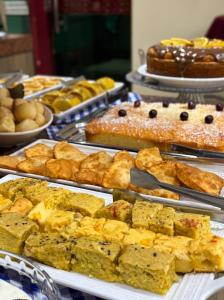 a buffet filled with different types of bread and pastries at Domus Hotel Torre - Canaã dos Carajás in Canaã dos Carajás