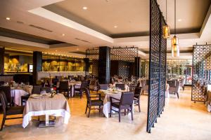 Um restaurante ou outro lugar para comer em Dreams Playa Bonita All Inclusive