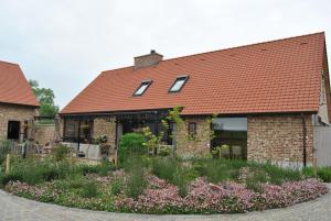 a house with a garden in front of it at Vakantiehuis 1 - Ter Douve in Heuvelland
