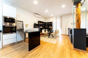 a kitchen and living room with a counter top at Infinium Zamora Suites con parking in Zamora