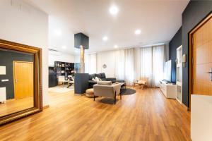 a living room with a couch and a mirror at Infinium Zamora Suites con parking in Zamora