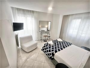 a hotel room with a bed and a chair at Tuanis in Naples