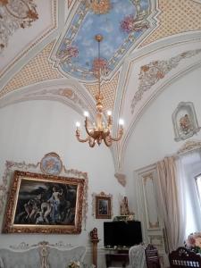a room with a ceiling with a chandelier at Casa del Conte in Parabita