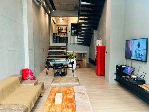 a living room with a couch and a table at 墾丁恆春包棟 l 洛夫特Looft民宿 in Hengchun South Gate