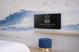 Ein Schild für ein Hotelzimmer mit einer Welle und einer Tür in der Unterkunft Lake Hotel Ifigenia in Nago-Torbole + 49 Fotos