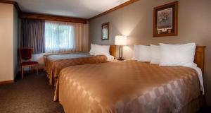A bed or beds in a room at Centerstone Resort Lake-Aire