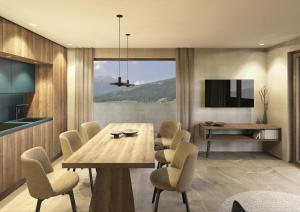 jadalnia z drewnianym stołem i krzesłami w obiekcie Aparthotel KRONPLATZ Luxury House w mieście Valdaora