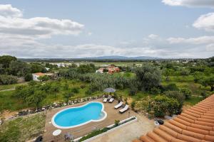 an overhead view of a swimming pool on a house at Encanto dos Montes in Alvor