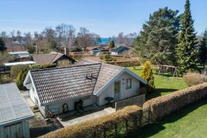 a house with a shingled roof and a fence at M412-Stubbekobing-Birkehegnet-28 in Stubbekøbing