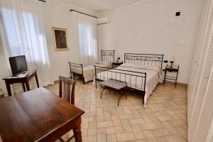 a bedroom with a bed and a table and chairs at B&B Residence il Ciliegio , Via Villa Superiore 93 Luzzara in Luzzara