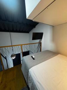 a bedroom with a bed in a room at Village Conti Ideal para casal com Ar C01 in Campinas