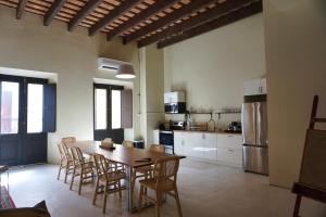 a kitchen with a table and chairs in a room at La Estadia in San Juan