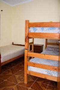 a bedroom with two bunk beds in a room at Casa Jugo in Santiago del Estero