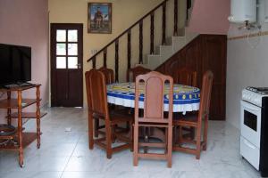 a kitchen with a table with chairs and a staircase at Casa Jugo in Santiago del Estero