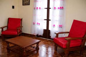 a room with two chairs and a table and a window at Casa Jugo in Santiago del Estero