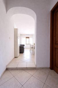 an open hallway with a kitchen and a living room at Le Arcada - Appartamenti diffusi nel cuore del centro storico di Orosei in Orosei