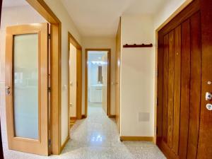 a hallway with two doors and a hallway with a bathroom at Maria Borges Alojamento Local in Póvoa de Varzim