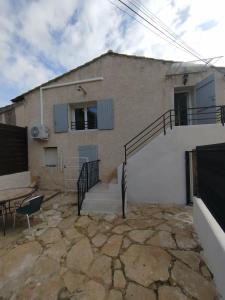 a building with a staircase and a stair case at Appartement dans la campagne in Le Beausset