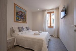 a small bedroom with a bed and a window at LORENZO APPARTAMENTO Borgo Giannotti in Lucca