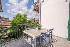 a white table and chairs on a balcony at LORENZO APPARTAMENTO Borgo Giannotti in Lucca