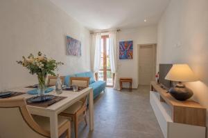a living room with a table and a blue couch at LORENZO APPARTAMENTO Borgo Giannotti in Lucca