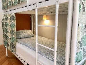 a bedroom with a bunk bed with a bunk bed gmaxwell gmaxwell gmaxwell at GREEN HOUSE Hostel in Krakow