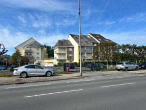 two cars parked on the side of a street at La case du trimaran in Cabourg