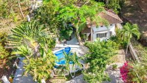 an aerial view of a house with a swimming pool and trees at Villa Bruga en Samara Rocks in Sámara +13 photos