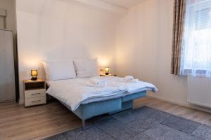 a bedroom with a bed with two towels on it at Ferienwohnung am Buttermarkt in Adenau