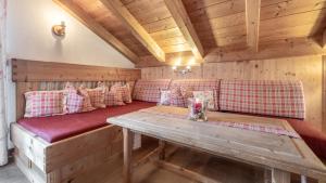 a room with a bench and a table in a cabin at Landhaus Am Arzbach in Bad Tölz