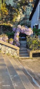 an entrance to a house with a bunch of flowers at Le Grenier d'Artiste in Laguépie