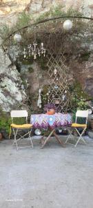 two chairs and a table with at Le Grenier d'Artiste in Laguépie