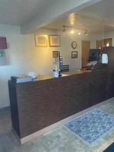 a waiting room with a reception counter in at Crystal Motel in Red Bluff