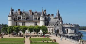 a castle on the banks of the river at Gîte de La Petite Mauve in Baule