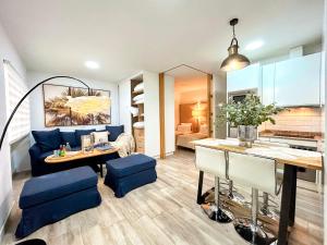 a living room with a table and a dining room at Estudio Céntrico con Entrada Privada - Self Check-in HAZA ROYAL in Granada