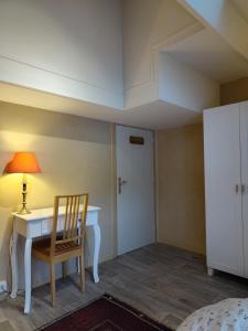 a room with a desk and a chair and a lamp at Huis van Rooi Willebringen in Boutersem