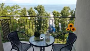 a table and chairs on a balcony with a view of the ocean at Onda blu in Marina Julia
