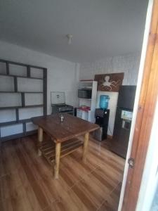 a living room with a wooden table and a stove at Hospedaje Viento in Paracas