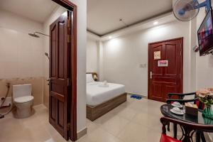 a bathroom with a toilet and a sink at Trung Mai Sân Bay T3 in Ho Chi Minh City