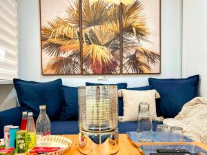 a table with a blender on top of a couch at Estudio Céntrico con Entrada Privada - Self Check-in HAZA ROYAL in Granada
