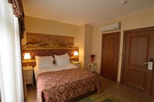 Łóżko lub łóżka w pokoju w obiekcie By Murat Royal Hotel Galata